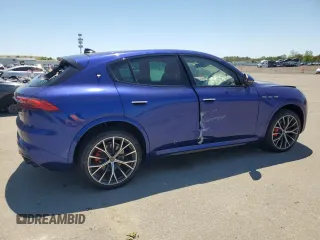 2023 Maserati Grecale Modena z VIN ZN682AVM4P7432217, wystawiony jako Copart lot #55184694 z przebiegiem 1417 mil mil oraz . Historia ofert i sprzedaży dostępna na DreamBid. Obrazek 3.
