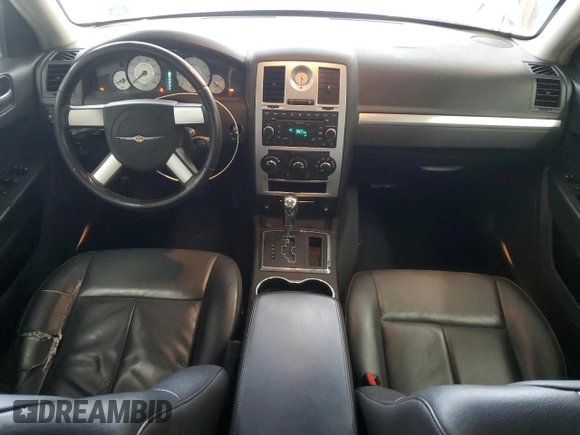 2008 Chrysler 300 Touring z VIN 2C3KA53GX8H189070, wystawiony jako Copart lot #56155735 z przebiegiem 120 845 mil mil oraz Szkoda całkowita • Salvage title. Historia ofert i sprzedaży dostępna na DreamBid. Obrazek 8.