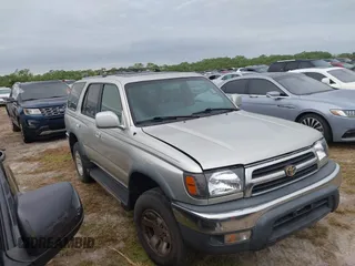 2000 Toyota 4Runner SR5 with VIN JT3GN86R0Y0159931, listed as a IAAI auction lot 40493131 with 200,277 mi miles and . Bid and sale history available at DreamBid. Image 1.