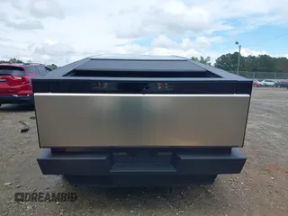 2024 Tesla Cybertruck z VIN 7G2CEHED5RA039734, wystawiony jako IAAI lot #42244205 z przebiegiem 8 443 mil mil oraz . Historia ofert i sprzedaży dostępna na DreamBid. Obrazek 17.