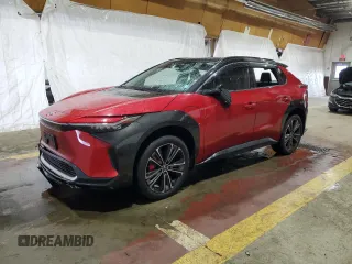2023 Toyota bZ4X XLE z VIN JTMABACA3PA032826, wystawiony jako Copart lot #49626575 z przebiegiem 45 061 mil mil oraz Szkoda całkowita • Salvage title. Historia ofert i sprzedaży dostępna na DreamBid. Obrazek 1.