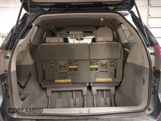 2014 Toyota Sienna XLE с VIN 5TDYK3DC5ES423745, выставлен на аукционе IAAI как лот 42455273 с пробегом 103 063 миль миль и . История ставок и продаж доступна на DreamBid. Изображение 12.