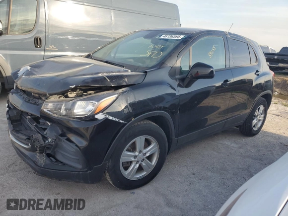 2021 Chevrolet Trax LS z VIN KL7CJKSB5MB303139, wystawiony jako Copart lot #46196595 z przebiegiem 59 255 mil mil oraz Szkoda całkowita • Salvage title. Historia ofert i sprzedaży dostępna na DreamBid. Obrazek 1.