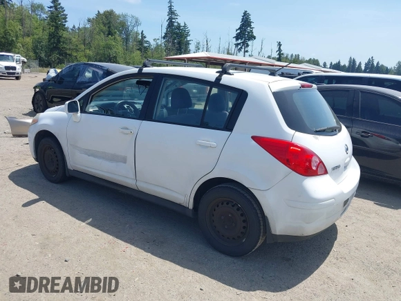 2007 Nissan Versa SL z VIN 3N1BC13E37L398804, wystawiony jako IAAI lot #42490240 z przebiegiem 185 597 mil mil oraz . Historia ofert i sprzedaży dostępna na DreamBid. Obrazek 3.