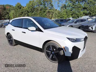 2025 BMW iX xDrive50 z VIN WB523CF00SCS98944, wystawiony jako Copart lot #79060344 z przebiegiem 8 mil mil oraz Szkody całkowita. Historia ofert i sprzedaży dostępna na DreamBid. Obrazek 4.