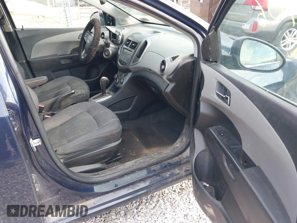 2015 Chevrolet Sonic LT z VIN 1G1JC5SH2F4114880, wystawiony jako IAAI lot #41911106 z przebiegiem 148 429 mil mil oraz . Historia ofert i sprzedaży dostępna na DreamBid. Obrazek 5.