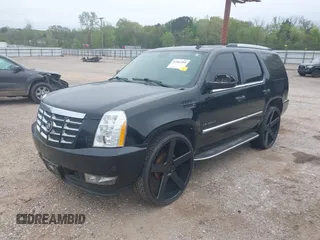 2010 Cadillac Escalade z VIN 1GYUCAEF1AR264105, wystawiony jako IAAI lot #41882488 z przebiegiem 190 113 mil mil oraz . Historia ofert i sprzedaży dostępna na DreamBid. Obrazek 2.