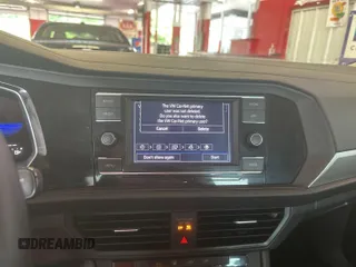 2024 Volkswagen Jetta S z VIN 3VW5M7BU9RM053354, wystawiony jako IAAI lot #42796174 z przebiegiem 22 610 mil mil oraz . Historia ofert i sprzedaży dostępna na DreamBid. Obrazek 1.