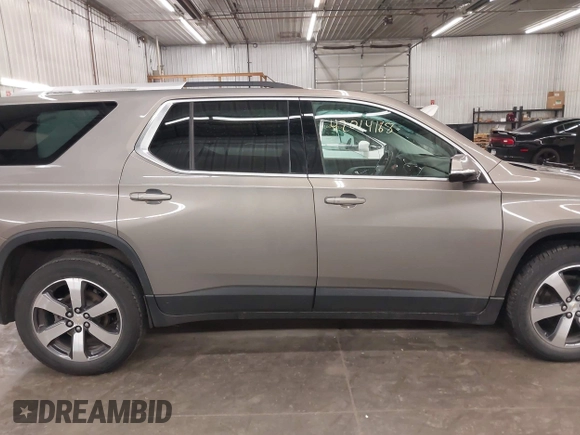 2018 Chevrolet Traverse LT z VIN 1GNEVHKW0JJ166321, wystawiony jako IAAI lot #42014168 z przebiegiem 81 442 mil mil oraz . Historia ofert i sprzedaży dostępna na DreamBid. Obrazek 14.