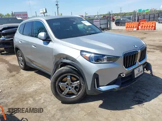 2023 BMW X1 xDrive28i z VIN WBX73EF03P5X46405, wystawiony jako IAAI lot #42038660 z przebiegiem 21 994 mil mil oraz . Historia ofert i sprzedaży dostępna na DreamBid. Obrazek 1.