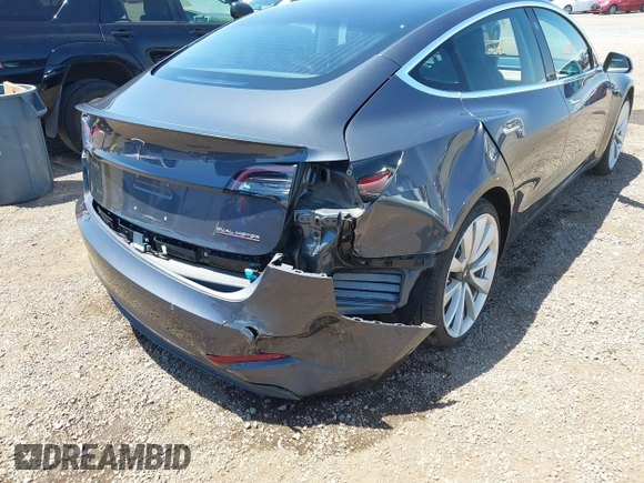 2018 Tesla Model 3 Long Range Battery z VIN 5YJ3E1EB8JF105886, wystawiony jako IAAI lot #42268190 z przebiegiem 80 917 mil mil oraz . Historia ofert i sprzedaży dostępna na DreamBid. Obrazek 6.