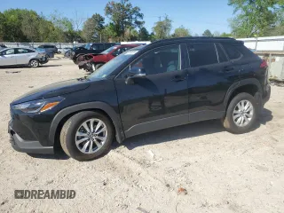 2023 Toyota Corolla Cross LE z VIN 7MUBAABG3PV064875, wystawiony jako Copart lot #53404695 z przebiegiem 20 893 mil mil oraz Szkody całkowita. Historia ofert i sprzedaży dostępna na DreamBid. Obrazek 1.
