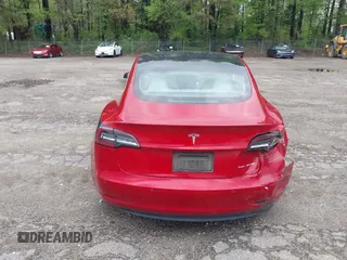 2020 Tesla Model 3 Long Range z VIN 5YJ3E1EB7LF668172, wystawiony jako IAAI lot #42002676 z przebiegiem 61 672 mil mil oraz . Historia ofert i sprzedaży dostępna na DreamBid. Obrazek 16.