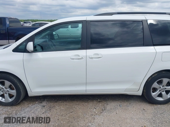 2016 Toyota Sienna LE AAS with VIN 5TDKK3DCXGS709132, listed as a IAAI auction lot 41993473 with 270,811 mi miles. Bid and sale history available at carsss.com. Image 14.