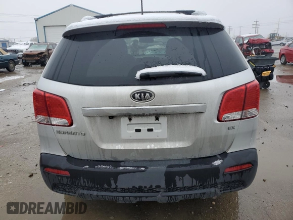2013 Kia Sorento EX с VIN 5XYKU4A61DG351443, выставлен на аукционе Copart как лот 86988774 с пробегом 196 542 миль миль и Списание • Salvage title. История ставок и продаж доступна на DreamBid. Изображение 6.