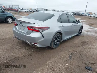2022 Toyota Camry SE z VIN 4T1G11AK4NU690560, wystawiony jako IAAI lot #42183738 z przebiegiem 53 706 mil mil oraz . Historia ofert i sprzedaży dostępna na DreamBid. Obrazek 4.