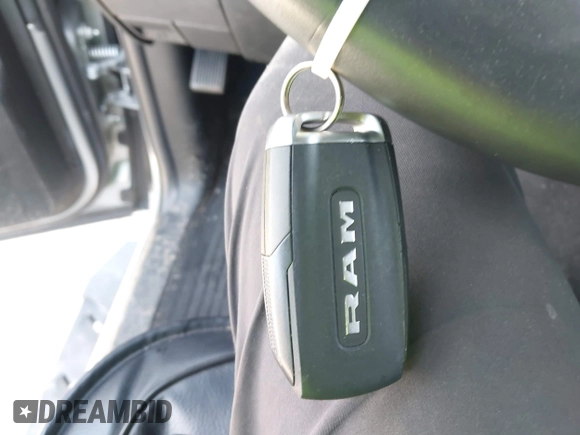 2024 Ram 2500 Big Horn z VIN 3C6UR5DL1RG116185, wystawiony jako IAAI lot #42007154 z przebiegiem Nie podano mil oraz . Historia ofert i sprzedaży dostępna na DreamBid. Obrazek 11.