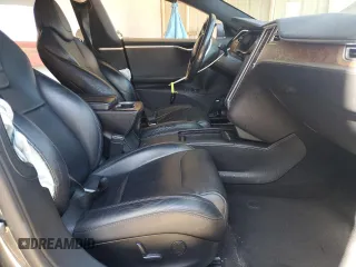 2017 Tesla Model S 60 z VIN 5YJSA1E18HF192715, wystawiony jako Copart lot #56851225 z przebiegiem 103 231 mil mil oraz Szkoda całkowita • Salvage title. Historia ofert i sprzedaży dostępna na DreamBid. Obrazek 7.