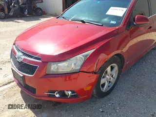 2014 Chevrolet Cruze 1LT z VIN 1G1PC5SB3E7237641, wystawiony jako IAAI lot #41991370 z przebiegiem 106 674 mil mil oraz . Historia ofert i sprzedaży dostępna na DreamBid. Obrazek 6.