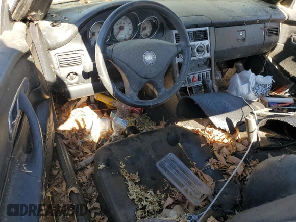 2001 Mercedes-Benz SLK 230 Kompressor с VIN WDBKK49F71F205264, выставлен на аукционе Copart как лот 64061865 с пробегом Не указан миль и Списание • Salvage title. История ставок и продаж доступна на DreamBid. Изображение 8.
