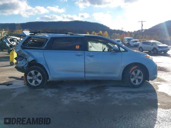 2017 Toyota Sienna LE Auto Access Seat с VIN 5TDKZ3DC5HS834410, выставлен на аукционе IAAI как лот 40727535 с пробегом 64 374 миль миль и . История ставок и продаж доступна на DreamBid. Изображение 13.