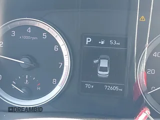 2018 Hyundai Sonata SE z VIN 5NPE24AF7JH697147, wystawiony jako IAAI lot #42253796 z przebiegiem 72 605 mil mil oraz . Historia ofert i sprzedaży dostępna na DreamBid. Obrazek 15.