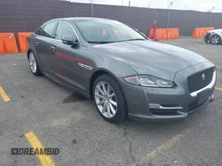 2019 Jaguar XJ R-Sport z VIN SAJWA1C70K8W18186, wystawiony jako IAAI lot #42137100 z przebiegiem 37 007 mil mil oraz . Historia ofert i sprzedaży dostępna na DreamBid. Obrazek 1.