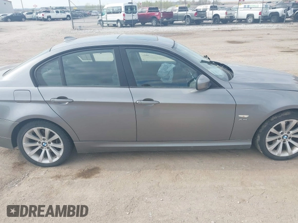2011 BMW 3 Series 328i xDrive z VIN WBAPK5C52BF123454, wystawiony jako IAAI lot #42108474 z przebiegiem 111 165 mil mil oraz . Historia ofert i sprzedaży dostępna na DreamBid. Obrazek 13.