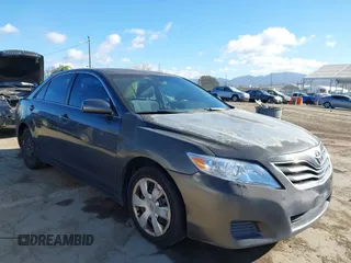 2011 Toyota Camry LE z VIN 4T1BF3EK5BU633636, wystawiony jako IAAI lot #41711021 z przebiegiem 112 403 mil mil oraz . Historia ofert i sprzedaży dostępna na DreamBid. Obrazek 1.
