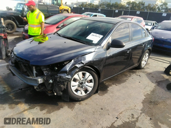2015 Chevrolet Cruze LS z VIN 1G1PA5SG4F7236064, wystawiony jako IAAI lot #39160732 z przebiegiem 112 136 mil mil oraz . Historia ofert i sprzedaży dostępna na DreamBid. Obrazek 2.