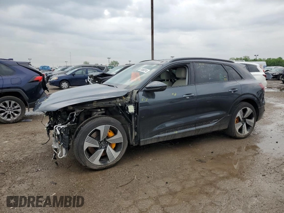 2022 Audi e-tron Premium Plus z VIN WA1LAAGE9NB010971, wystawiony jako Copart lot #51066514 z przebiegiem 26 885 mil mil oraz Szkoda całkowita • Salvage title. Historia ofert i sprzedaży dostępna na DreamBid. Obrazek 1.