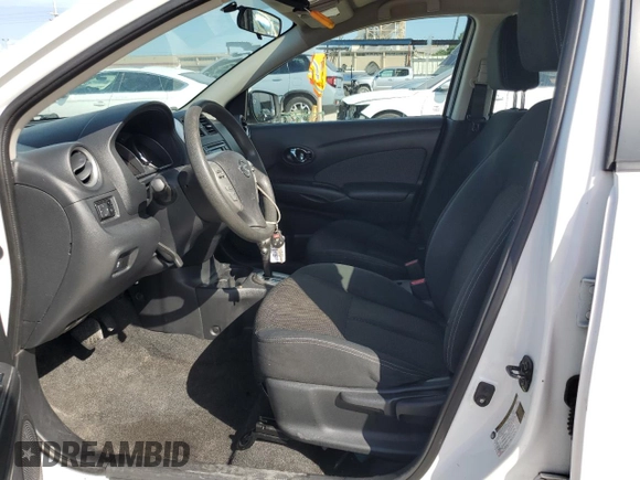 2016 Nissan Versa SV z VIN 3N1CN7AP0GL846535, wystawiony jako Copart lot #61387085 z przebiegiem 61 680 mil mil oraz Czysty tytuł • Clean title. Historia ofert i sprzedaży dostępna na DreamBid. Obrazek 7.