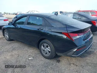 2024 Hyundai Elantra SE z VIN KMHLL4DG7RU798436, wystawiony jako IAAI lot #41973923 z przebiegiem 9 915 mil mil oraz . Historia ofert i sprzedaży dostępna na DreamBid. Obrazek 3.