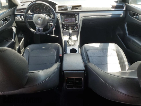 2014 Volkswagen Passat SE z VIN 1VWBT7A34EC061825, wystawiony jako Copart lot #59903665 z przebiegiem 185 542 mil mil oraz Szkoda całkowita • Salvage title. Historia ofert i sprzedaży dostępna na DreamBid. Obrazek 8.