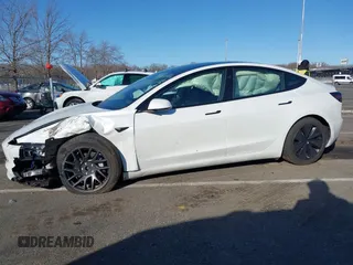 2025 Tesla Model 3 Long Range z VIN 5YJ3E1EB3SF911796, wystawiony jako IAAI lot #41753091 z przebiegiem 1 751 mil mil oraz . Historia ofert i sprzedaży dostępna na DreamBid. Obrazek 14.