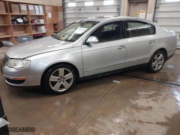 2008 Volkswagen Passat Sedan Komfort with VIN WVWAK73CX8E009882, listed as a IAAI auction lot 41724462 with NaN miles. Bid and sale history available at carsss.com. Image 2.