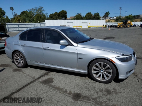 2011 BMW 3 Series 328i z VIN WBAPH5C54BA447971, wystawiony jako Copart lot #55899855 z przebiegiem 140 078 mil mil oraz Czysty tytuł • Clean title. Historia ofert i sprzedaży dostępna na DreamBid. Obrazek 4.