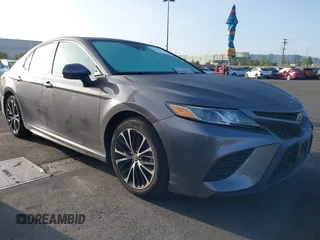 2020 Toyota Camry SE z VIN 4T1G11AK8LU965621, wystawiony jako IAAI lot #42269890 z przebiegiem 51 819 mil mil oraz . Historia ofert i sprzedaży dostępna na DreamBid. Obrazek 1.