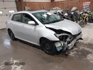 2009 Toyota Matrix S z VIN 2T1LE40E59C006994, wystawiony jako IAAI lot #42232273 z przebiegiem 129 555 mil mil oraz . Historia ofert i sprzedaży dostępna na DreamBid. Obrazek 1.