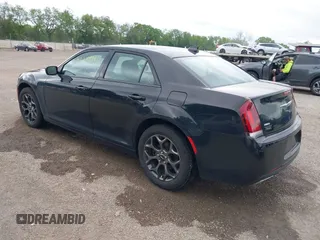 2015 Chrysler 300 S z VIN 2C3CCAGG1FH923044, wystawiony jako IAAI lot #42284945 z przebiegiem 132 681 mil mil oraz . Historia ofert i sprzedaży dostępna na DreamBid. Obrazek 3.