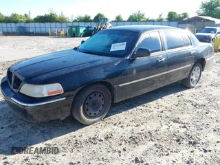 2011 Lincoln Town Car Executive L z VIN 2LNBL8EV7BX754824, wystawiony jako IAAI lot #42142808 z przebiegiem 494 049 mil mil oraz . Historia ofert i sprzedaży dostępna na DreamBid. Obrazek 2.