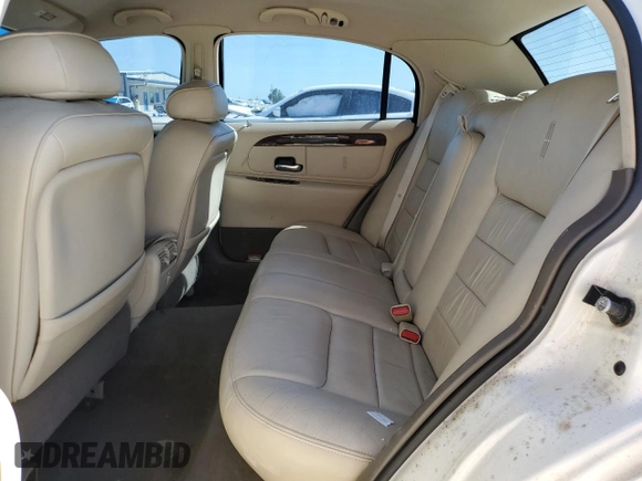 1999 Lincoln Town Car Signature z VIN 1LNHM82W4XY615634, wystawiony jako Copart lot #48886235 z przebiegiem 207 411 mil mil oraz Szkody całkowita. Historia ofert i sprzedaży dostępna na DreamBid. Obrazek 10.