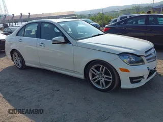 2012 Mercedes-Benz C 300 Sport z VIN WDDGF8BB9CR192101, wystawiony jako IAAI lot #42434179 z przebiegiem 136 478 mil mil oraz . Historia ofert i sprzedaży dostępna na DreamBid. Obrazek 1.