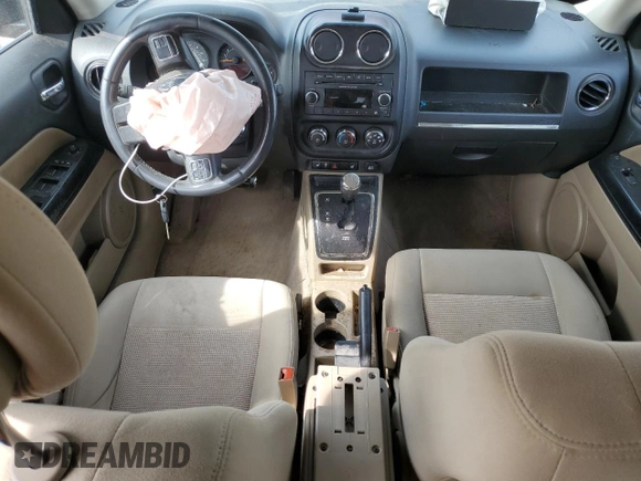 2015 Jeep Patriot Latitude z VIN 1C4NJRFB8FD207205, wystawiony jako Copart lot #58723655 z przebiegiem 181 649 mil mil oraz Szkoda całkowita • Salvage title. Historia ofert i sprzedaży dostępna na DreamBid. Obrazek 8.