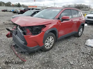 2022 Toyota Corolla Cross LE z VIN 7MUCAAAG6NV027435, wystawiony jako Copart lot #47692545 z przebiegiem 30 376 mil mil oraz Szkody całkowita. Historia ofert i sprzedaży dostępna na DreamBid. Obrazek 1.