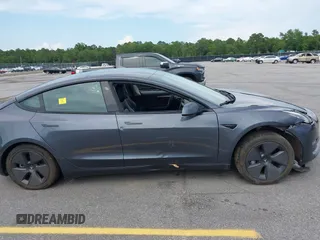 2023 Tesla Model 3 z VIN 5YJ3E1EA1PF449575, wystawiony jako IAAI lot #42457119 z przebiegiem 51 084 mil mil oraz . Historia ofert i sprzedaży dostępna na DreamBid. Obrazek 13.