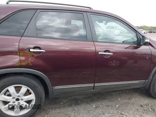 2013 Kia Sorento LX z VIN 5XYKT3A64DG341941, wystawiony jako IAAI lot #41944016 z przebiegiem 154 157 mil mil oraz . Historia ofert i sprzedaży dostępna na DreamBid. Obrazek 13.