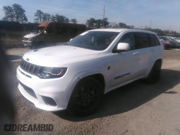 2020 Jeep Grand Cherokee Trackhawk z VIN 1C4RJFN94LC117596, wystawiony jako IAAI lot #36356989 z przebiegiem 37 994 mil mil oraz . Historia ofert i sprzedaży dostępna na DreamBid. Obrazek 2.