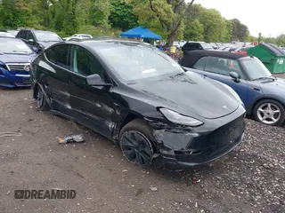 2024 Tesla Model Y Long Range z VIN 7SAYGDEE5RF130335, wystawiony jako IAAI lot #42250979 z przebiegiem 20 300 mil mil oraz . Historia ofert i sprzedaży dostępna na DreamBid. Obrazek 1.