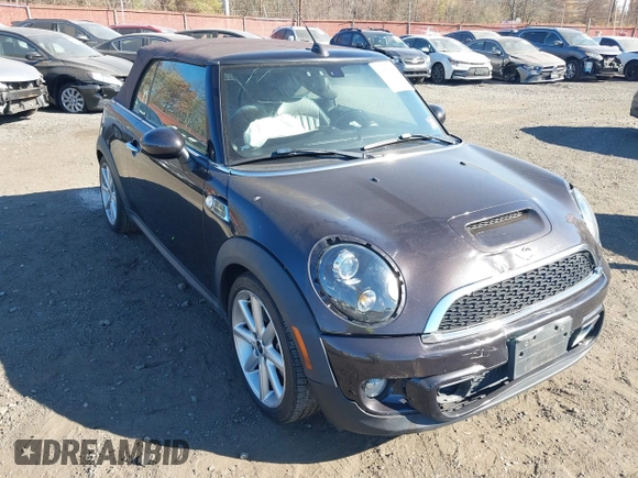 2013 MINI Convertible S z VIN WMWZP3C56DT705074, wystawiony jako IAAI lot #40762024 z przebiegiem 57 685 mil mil oraz . Historia ofert i sprzedaży dostępna na DreamBid. Obrazek 6.
